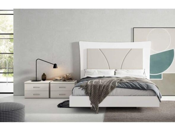 Dormitorio blanco con cabezal tapizado
