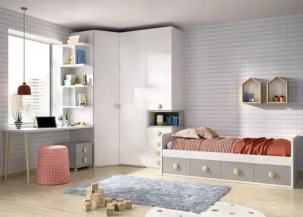 Dormitorio infantil en colores grises y acentos rojos.