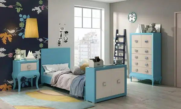 Habitación infantil con mobiliario azul.