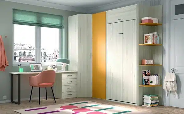 Habitación con mobiliario neutro y acentos coloridos.