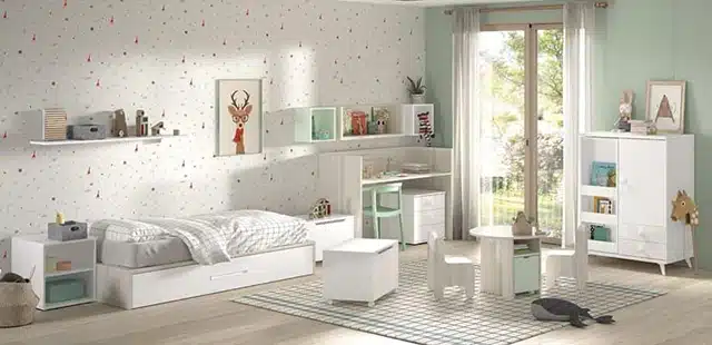 Habitación infantil con zona de juegos cercana.